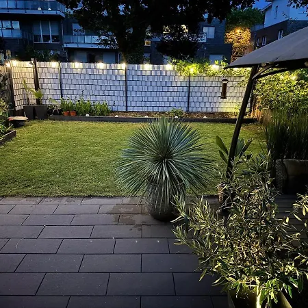 Modernes Haus Mit Garten Am Fusse Des Tetraeders *