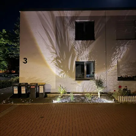 Modernes Haus Mit Garten Am Fusse Des Tetraeders *